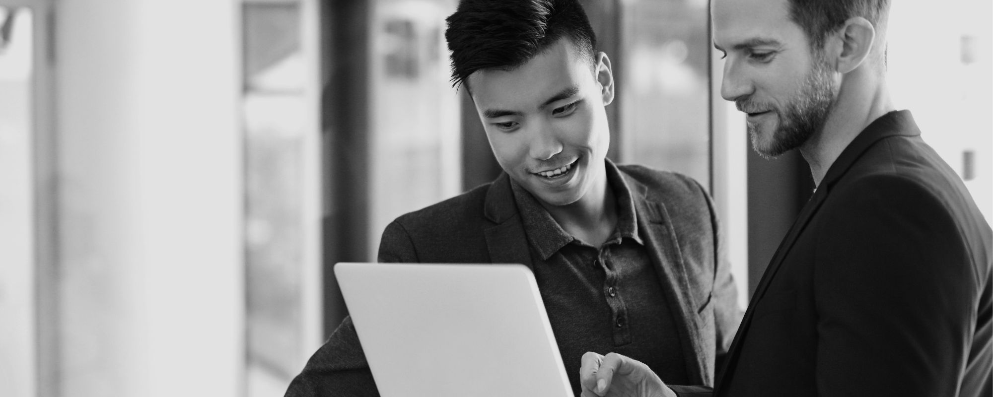 Zwei Mitarbeiter schauen auf Tablet