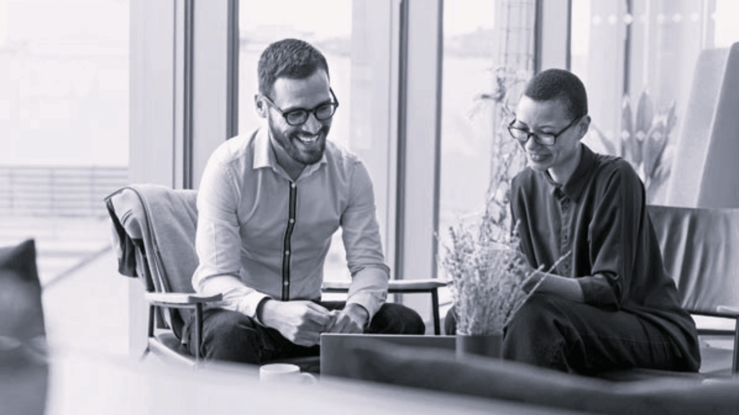 Mitarbeiter und Mitarbeiterin im Gespräch